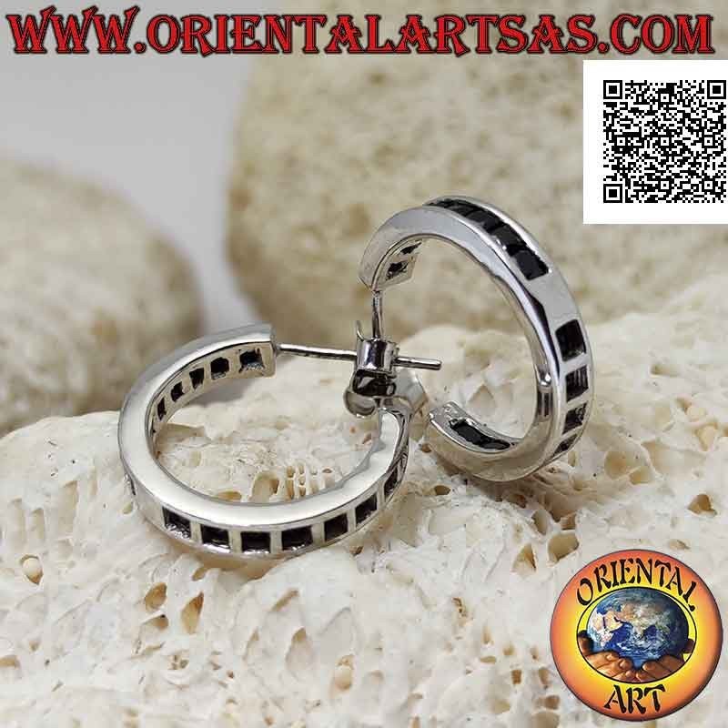 Boucles d'oreilles en argent à cercle carré simple avec une rangée de zircons noirs de 18 mm