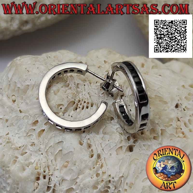 Orecchini in argento a cerchio semplice squadrato con fila di zirconi neri incastonati da 18 mm
