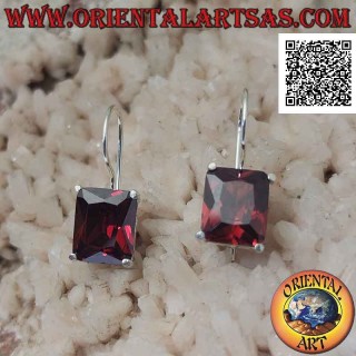 Pendientes colgantes de plata con granate sintético rectangular engastados en un marco liso con aberturas laterales