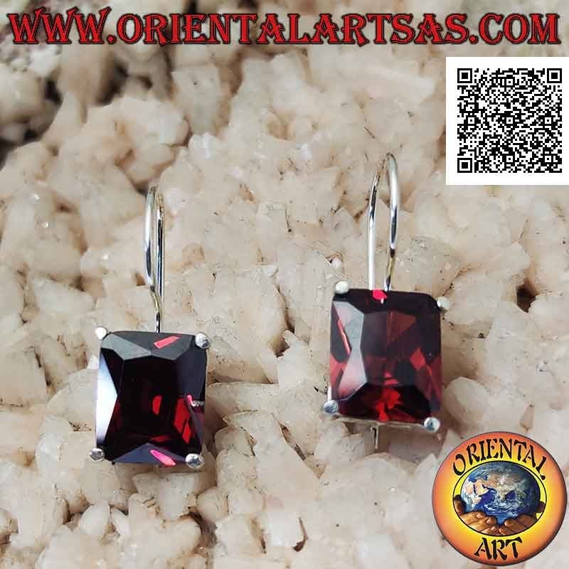 Orecchini in argento pendenti con granato di sintesi rettangolare incastonato su montatura liscia con trafori laterali