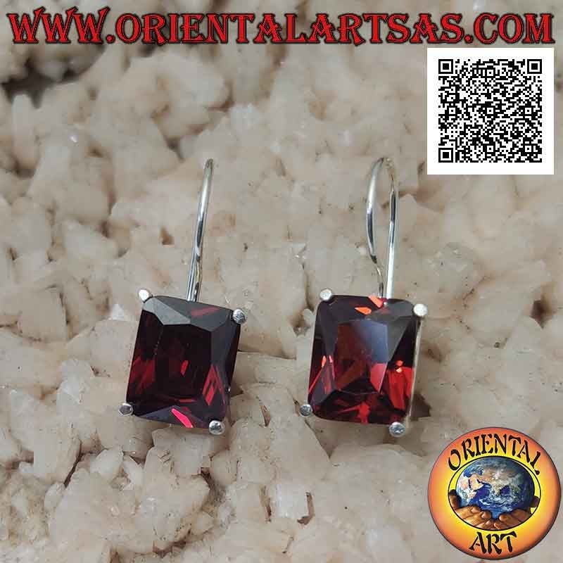 Orecchini in argento pendenti con granato di sintesi rettangolare incastonato su montatura liscia con trafori laterali