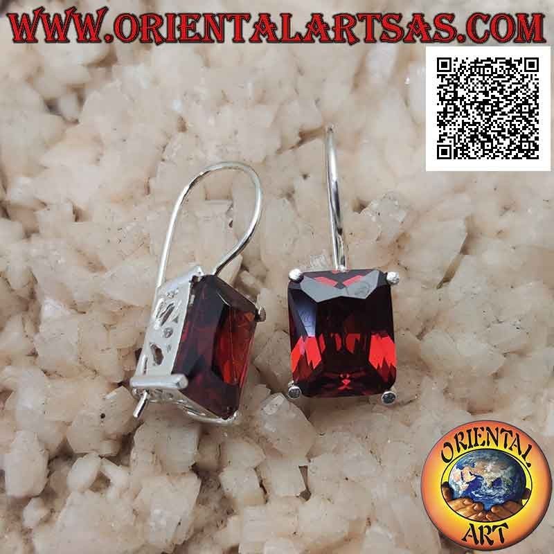 Pendientes colgantes de plata con granate sintético rectangular engastados en un marco liso con aberturas laterales
