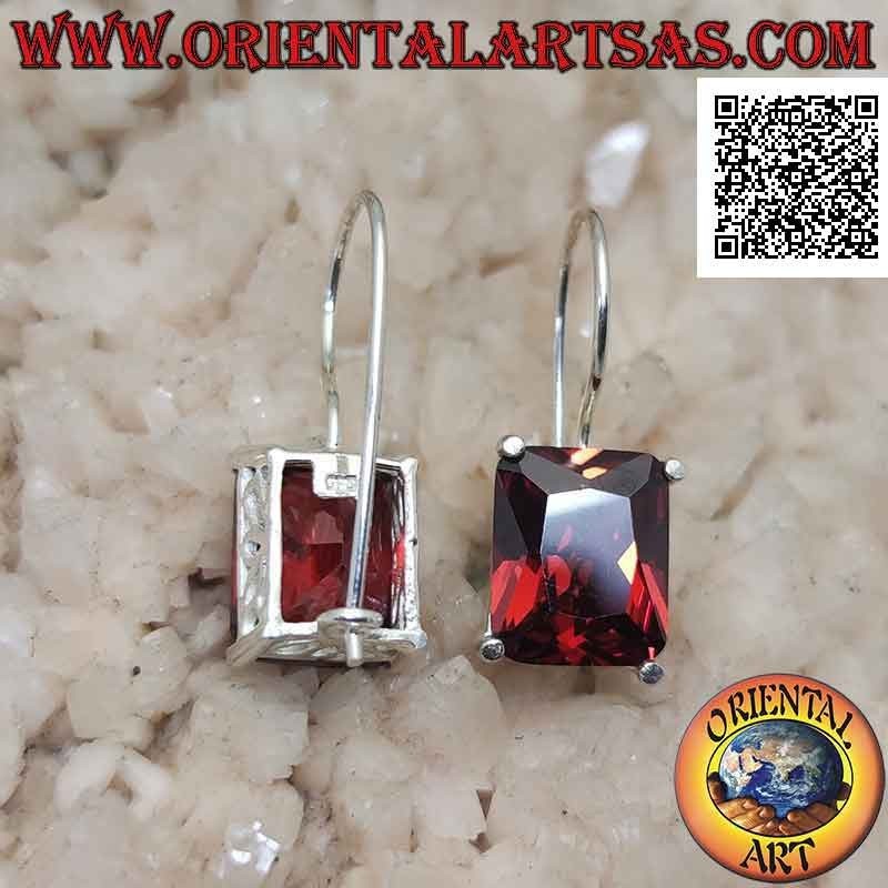 Boucles d'oreilles pendantes en argent avec grenat synthétique rectangulaire sur une monture lisse avec ouvertures latérales
