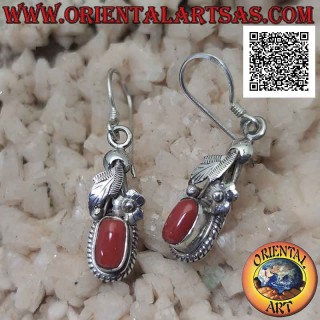 Pendientes de plata con coral antiguo ovalado natural rodeado de entretejido y hoja con flor arriba
