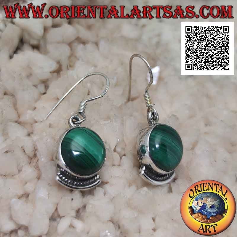 Orecchini in argento con malachite naturale tonda e archetto decorativo sotto
