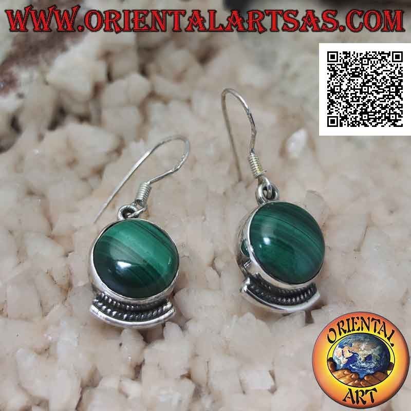 Orecchini in argento con malachite naturale tonda e archetto decorativo sotto