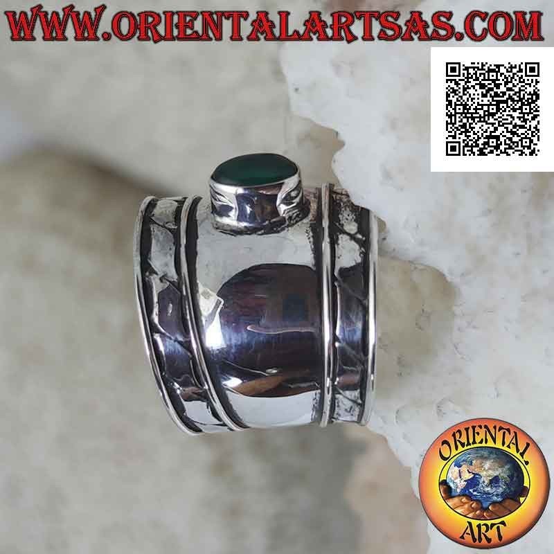 Anello in argento a fascia larga con agata verde ovale e incisioni oblique sui lati, Bali