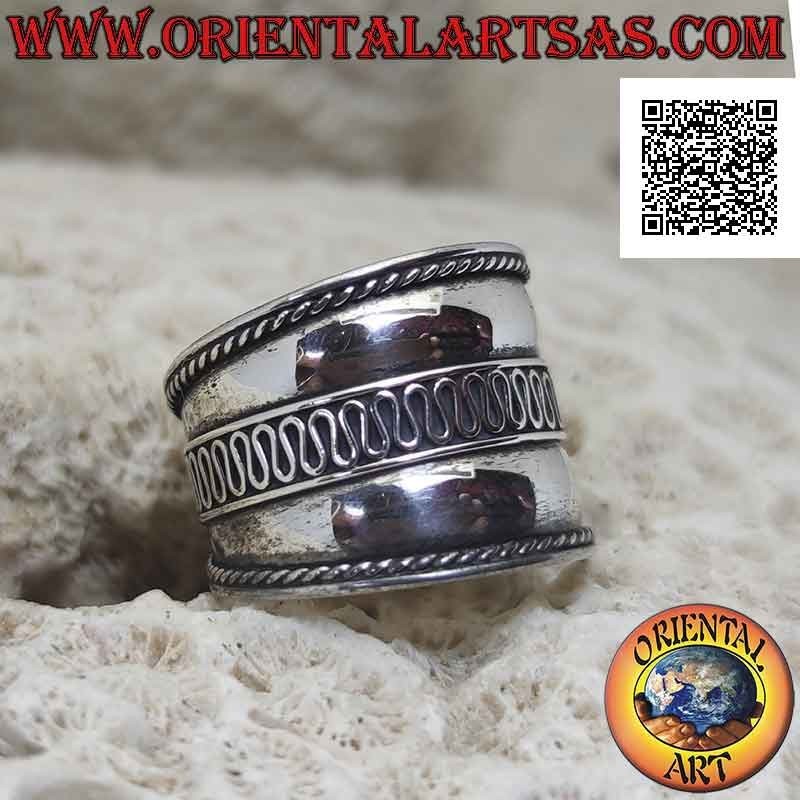Anello in argento a fascia larga con linea ondulata centrale e intrecci laterali, Bali