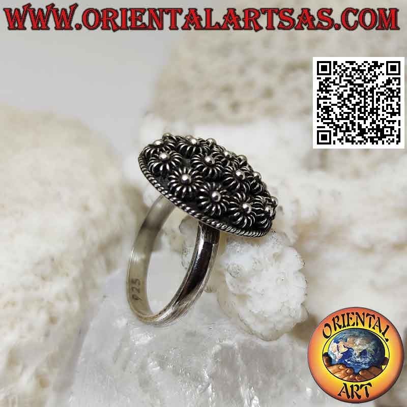 Bague en argent avec un dôme rond de fleurs en bas-relief
