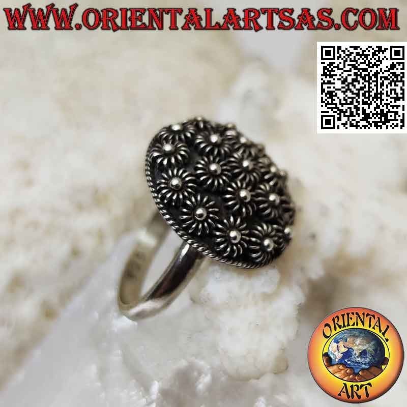 Anello in argento con cupola tonda di fiorellini a bassorilievo