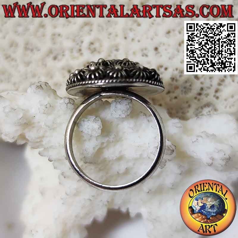 Anello in argento con cupola tonda di fiorellini a bassorilievo