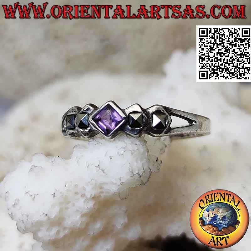 Anillo de plata con amatista romboidal cuadrada y doble marcasita en los lados