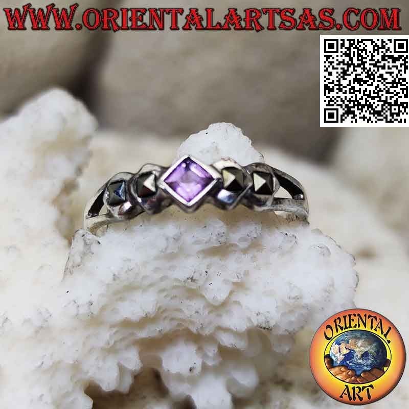 Anillo de plata con amatista romboidal cuadrada y doble marcasita en los lados