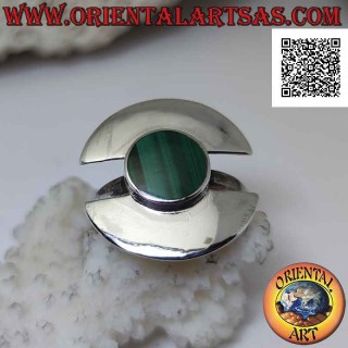 Anillo de plata con malaquita redonda al ras con el borde en dos semicírculos lisos separados