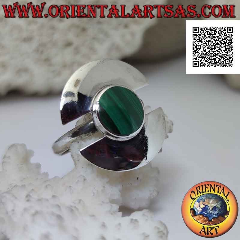 Anillo de plata con malaquita redonda al ras con el borde en dos semicírculos lisos separados