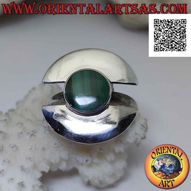 Anello in argento con malachite tonda a filo bordo su due semicerchi lisci separati