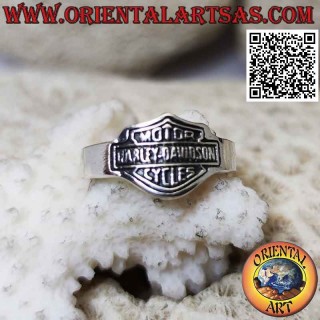 Anillo plateado liso con logo "Harley Davidson" en bajorrelieve curvado