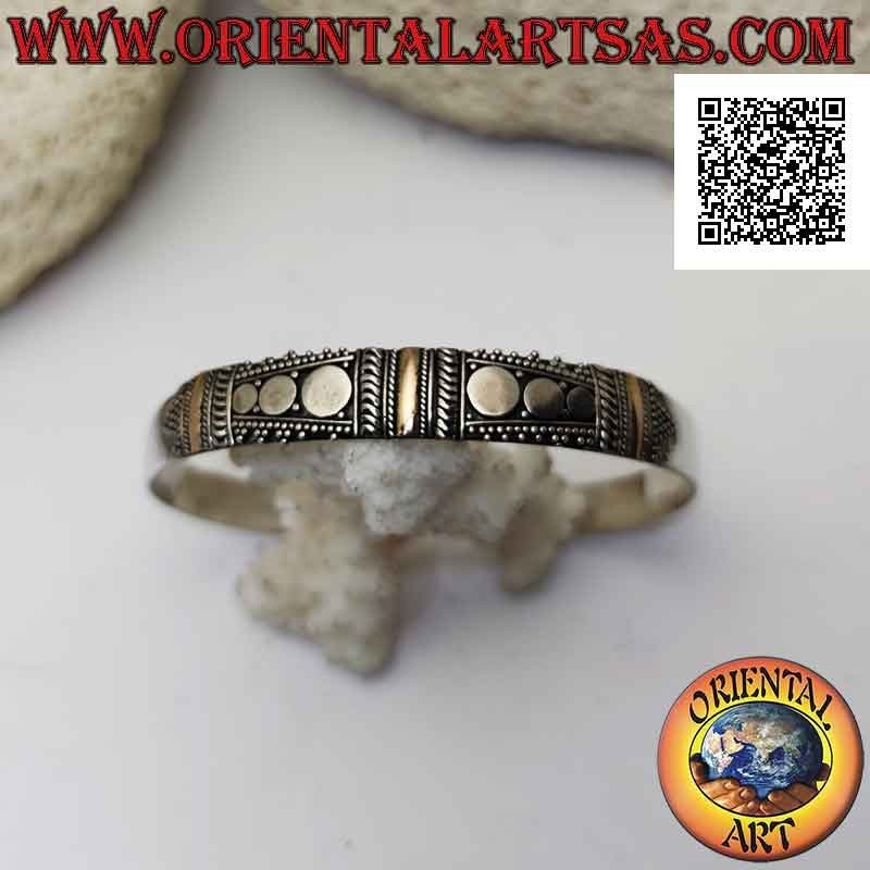 Bracciale rigido in argento 925‰ con 3 placche in oro 14 carati e decorazione a borchie