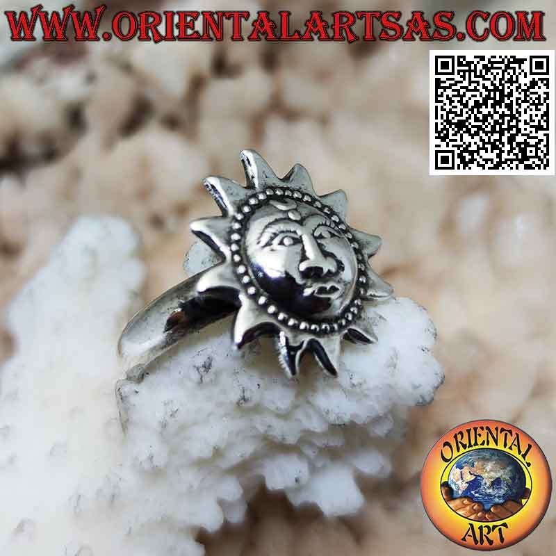 Anillo de plata en forma de sol con cara en forma