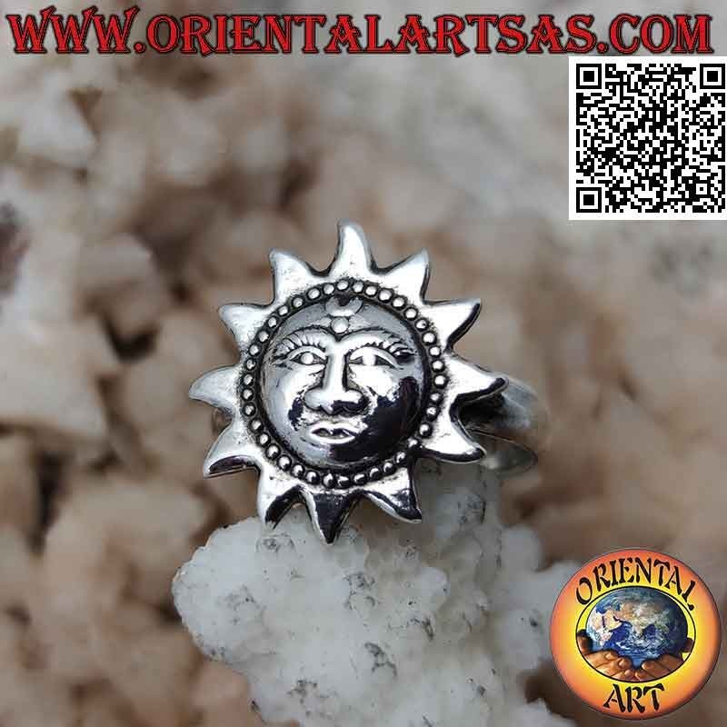Bague en argent en forme de soleil avec un visage en forme