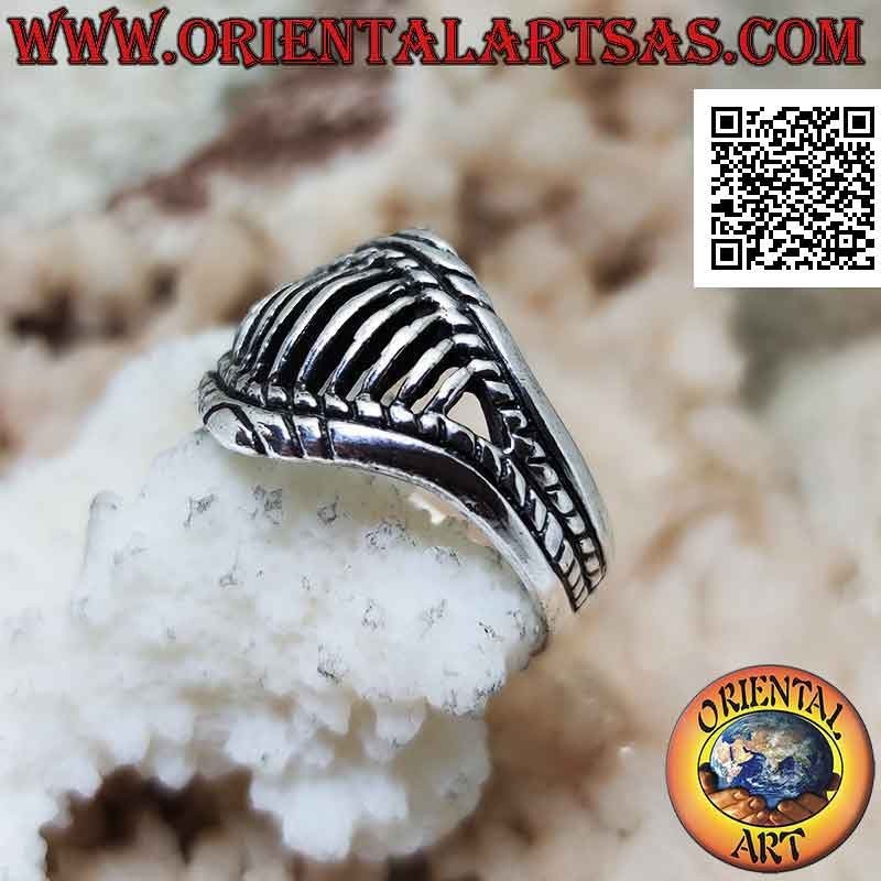 Anello in argento a forma di bocca a denti aguzzi