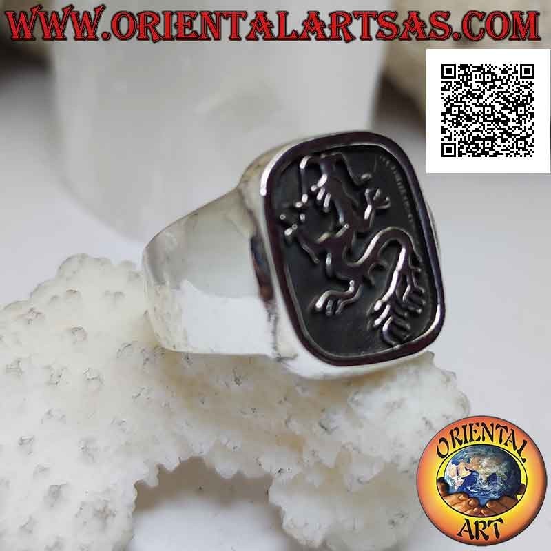 Anillo de plata lisa con lindworm (dragón) arrastrándose en el rectángulo curvo en bajorrelieve