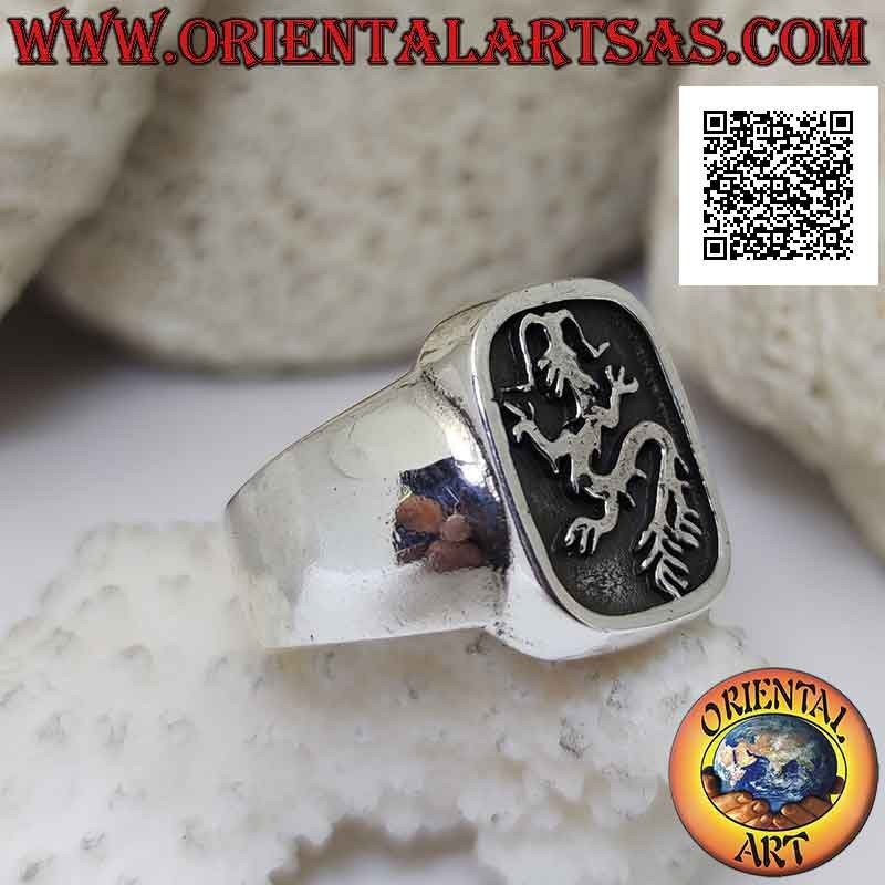 Bague en argent lisse avec lindworm (dragon) rampant dans le rectangle incurvé en bas-relief