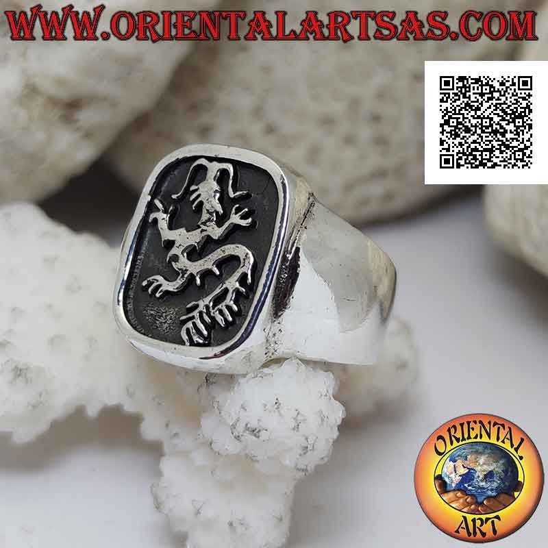 Bague en argent lisse avec lindworm (dragon) rampant dans le rectangle incurvé en bas-relief