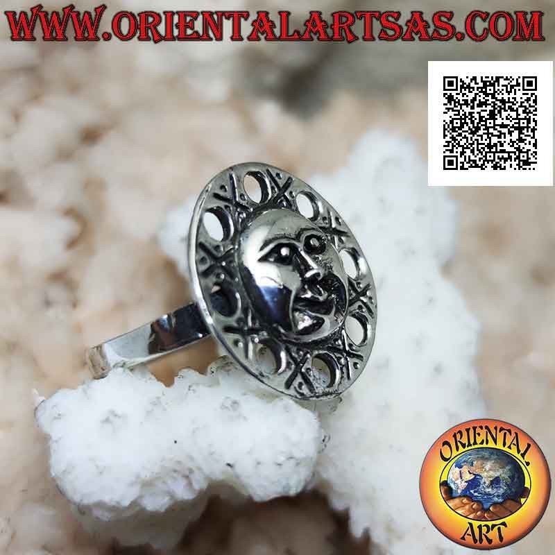 Anello in argento tondo con con volto sagomato del sole e cerchi forati intorno