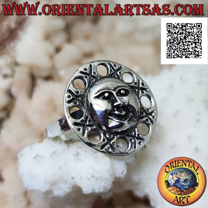 Bague ronde en argent avec un visage en forme de soleil et des cercles perforés autour