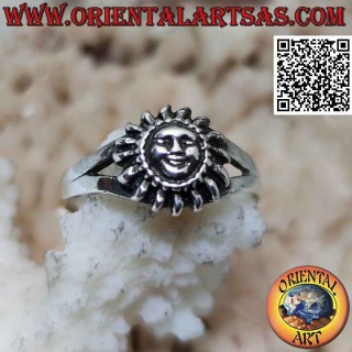 Silver ring in the shape of a sun with a shaped face (small)