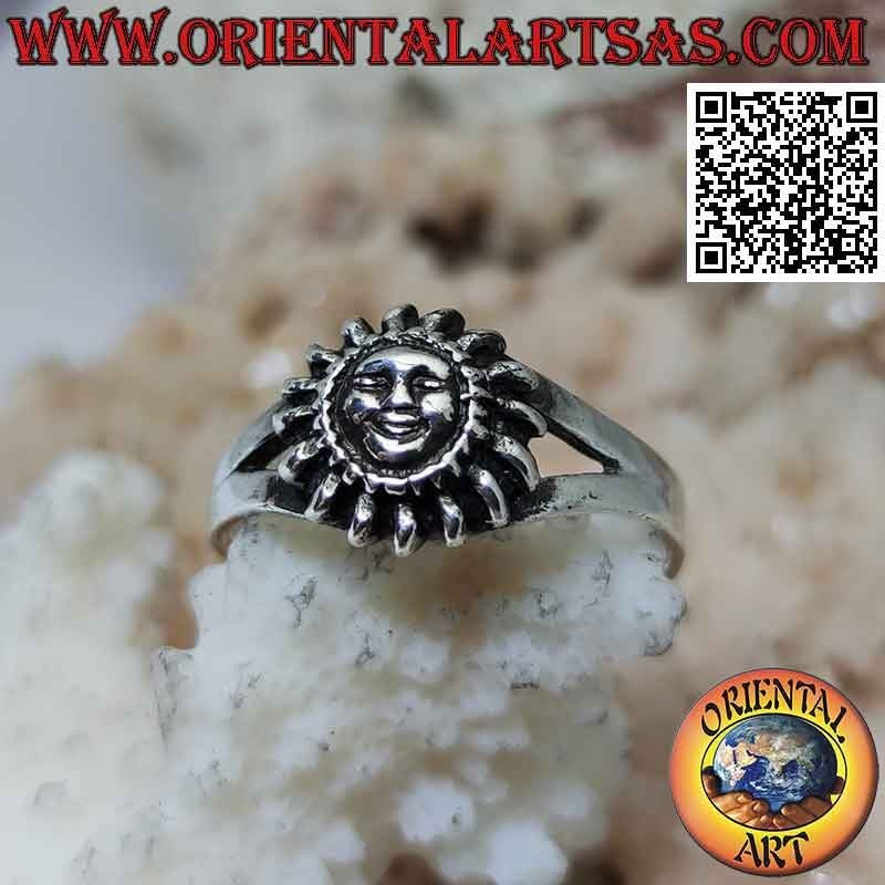 Silver ring in the shape of a sun with a shaped face (small)