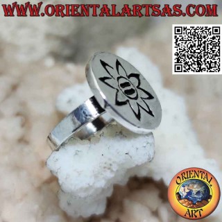 Anillo plano redondo de plata con flor de ocho pétalos grabada