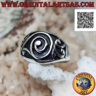 Ring in Silber mit breitem wachsendem Band mit barocker Spirale im Flachrelief