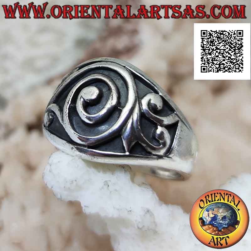 Anillo de plata con banda ancha de crecimiento con espiral barroca en bajorrelieve