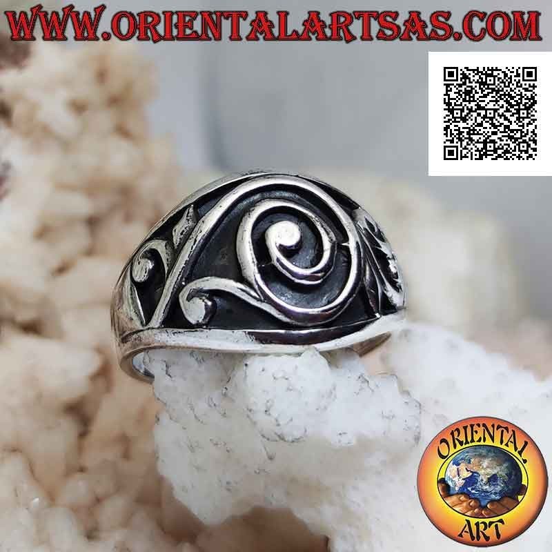Anello in argento a fascia larga crescente con spirale barocca in bassorilievo