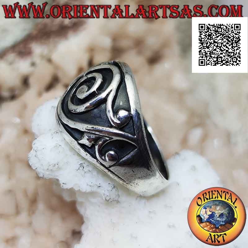 Ring in Silber mit breitem wachsendem Band mit barocker Spirale im Flachrelief
