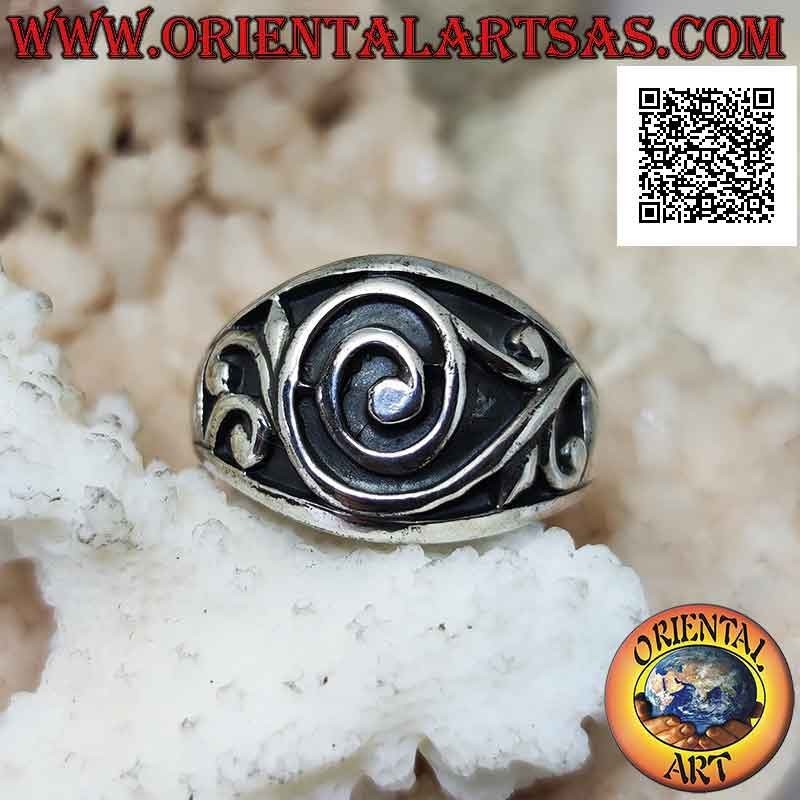 Ring in Silber mit breitem wachsendem Band mit barocker Spirale im Flachrelief
