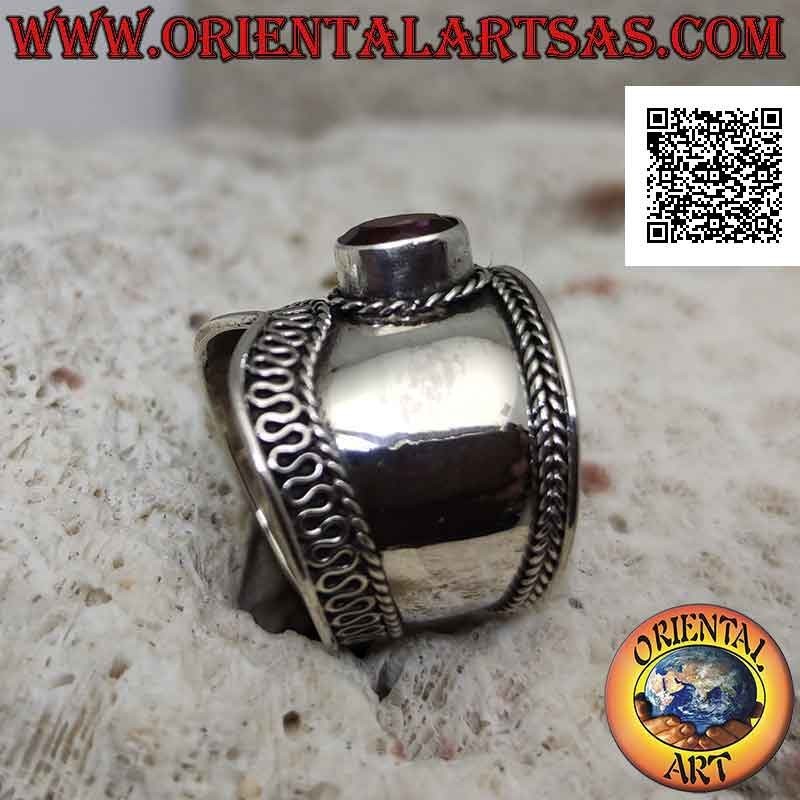 Anillo ancho de plata en forma de V con granate ovalado y serpentina en un lado, Bali