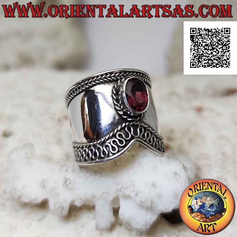 Breiter V-förmiger silberner Bandring mit ovalem Granat und Serpentin auf einer Seite, Bali