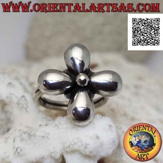 Silberring in Form einer Blume mit vier glatten, abgerundeten Blütenblättern und einer zentralen Kugel