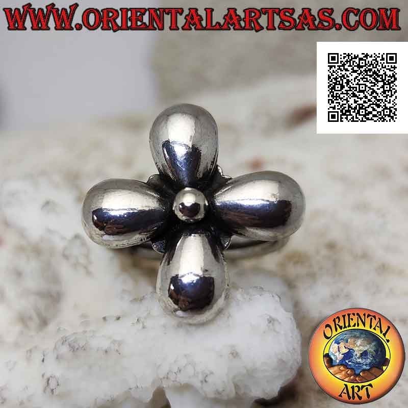 Anello in argento a forma di fiore a quattro petali bombati lisci e pallina centrale