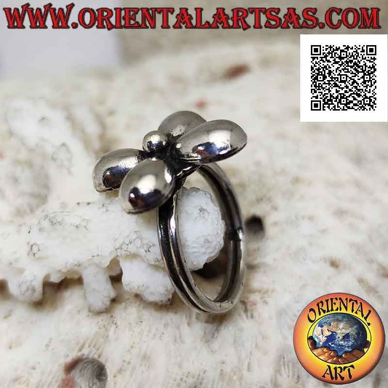 Anello in argento a forma di fiore a quattro petali bombati lisci e pallina centrale