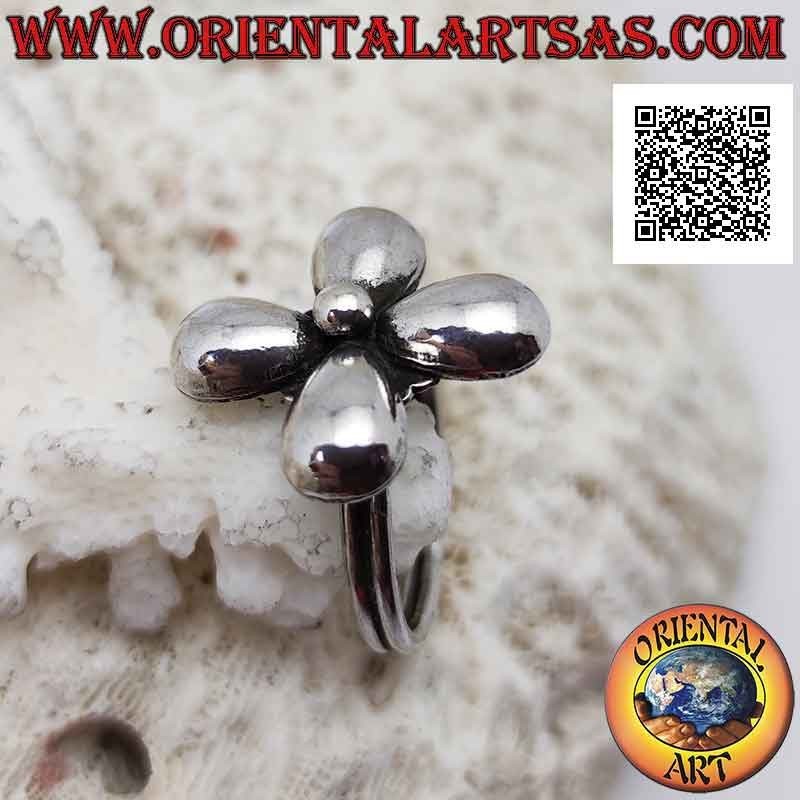 Anillo de plata en forma de flor con cuatro pétalos lisos redondeados y una bola central