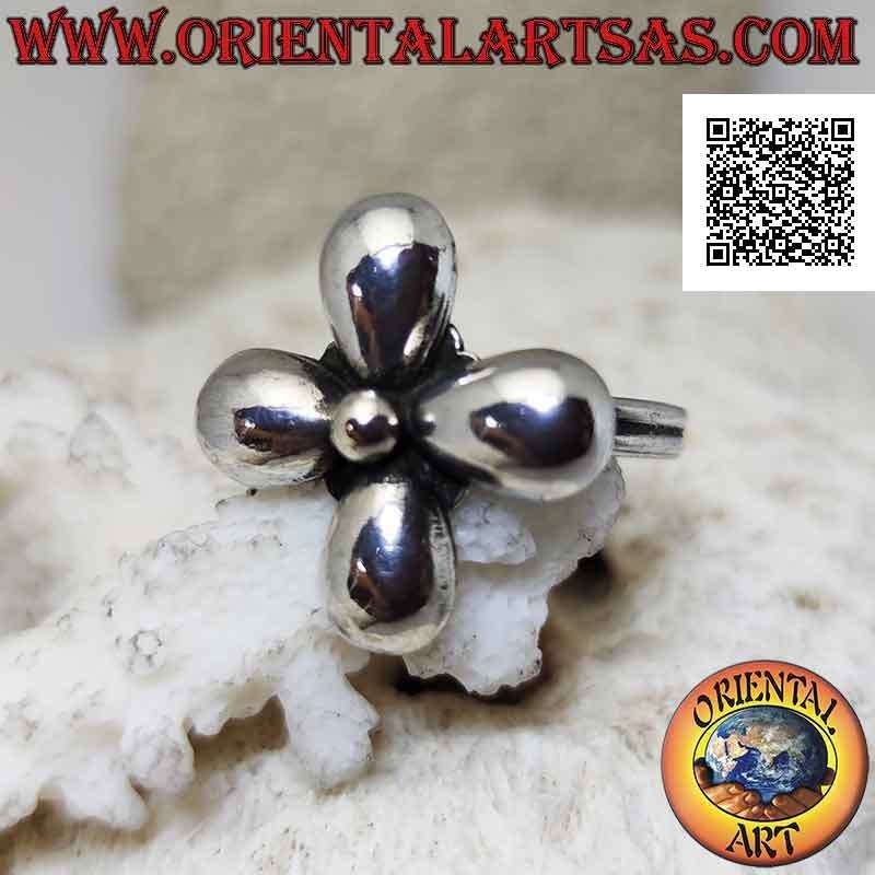 Silberring in Form einer Blume mit vier glatten, abgerundeten Blütenblättern und einer zentralen Kugel