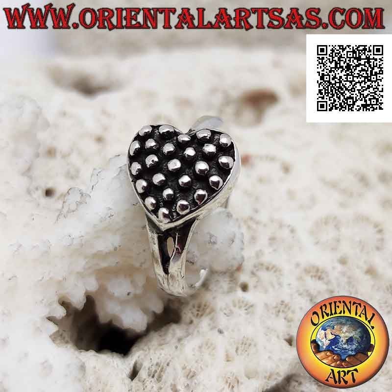 Anillo de plata en forma de corazón horizontal con puntitos en bajorrelieve en el interior