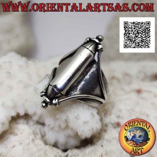 Anello in argento a fascia larga liscio con cilindro agganciato da due linee in rilievo