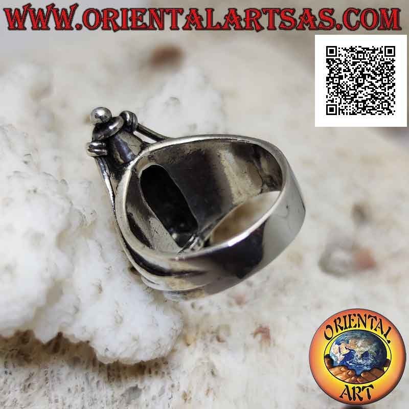 Anello in argento a fascia larga liscio con cilindro agganciato da due linee in rilievo