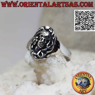 Anillo de plata con el rostro de la diosa del bosque en bajorrelieve en el óvalo