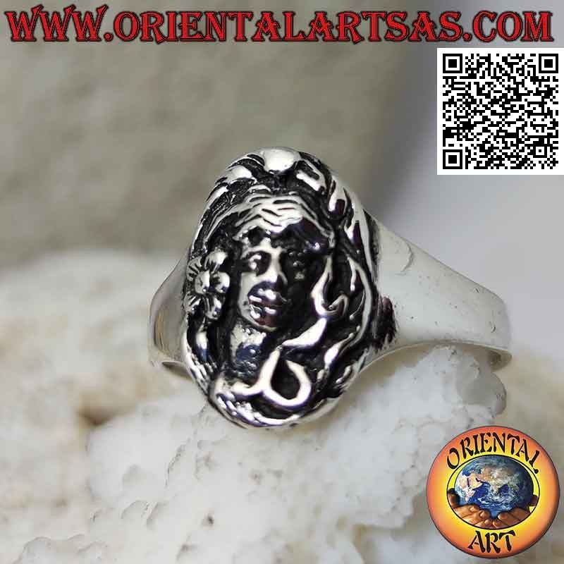 Anello in argento con volto della dea della foresta in bassorilievo nell'ovale